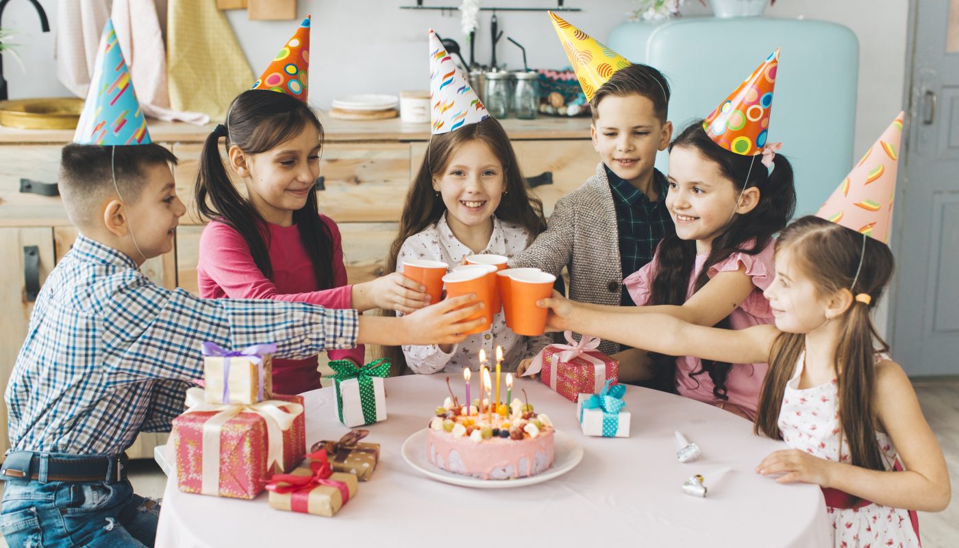 Organiser un anniversaire entre copains pour votre enfant avec 5 idées déco personnalisées