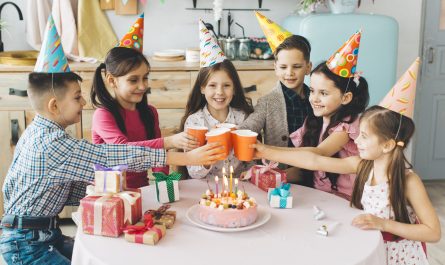 Organiser un anniversaire entre copains pour votre enfant avec 5 idées déco personnalisées