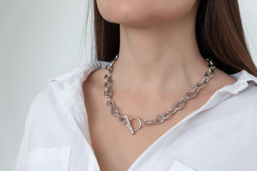 Très appréciées en bijouterie, les chaînes en argent sont des alliés de mode de taille. Néanmoins, chaque bijou a des spécificités pour être porté.