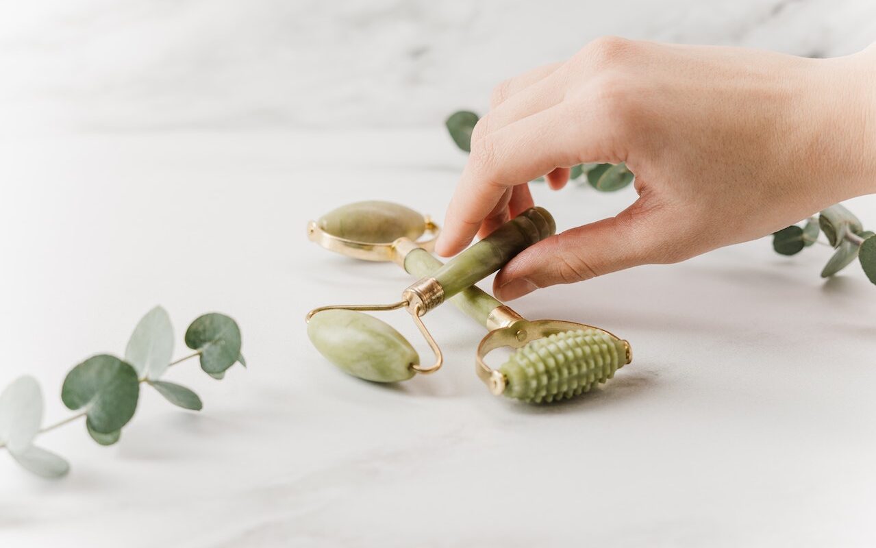 Vous avez sans doute déjà vu sur les réseaux sociaux, des petits gadgets pour le soin de la peau. Le premier est le rouleau de jade, le second est le gua-sha.